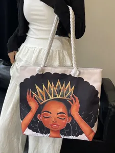 Primer plano del vibrante estampado de chica negra con corona y asas de cuerda gruesa en bolso.