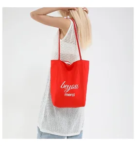 Elegante bolso tote de lona roja con estampado 'beyou merci' para las compras diarias
