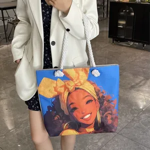 Vista detallada de un bolso azul con estampado de niña negra llevado por una modelo elegante.