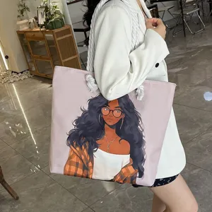 Detalle de bolso tote elegante con estampado de chica negra y asas de cuerda blanca gruesa