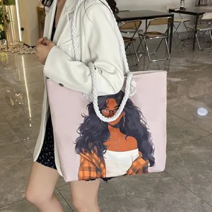 Elegante bolso tote rosa con asas de cuerda gruesa y estampado artístico en modelo