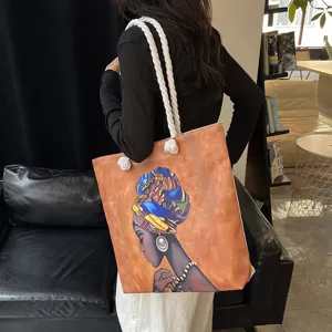 Foto de estilo de vida de un bolso tote con estampado artístico Black Girl y asas de cuerda