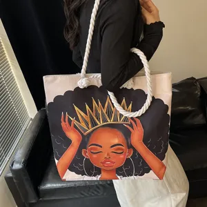 Detalle del bolso tote con estampado de chica negra y asas de cuerda blanca gruesa