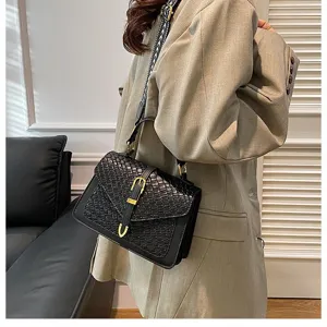 Elegante bolso bandolera cuadrado pequeño con textura tejida lucido por una modelo