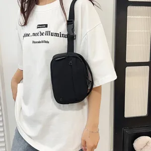 Bolso bandolera negro de tela Oxford impermeable mostrado para un estilo casual
