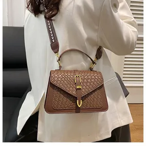 Bolso bandolera cuadrado marrón trenzado con correa ancha de diseño geométrico moderno