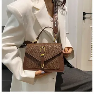 Bolso bandolera marrón con textura tejida de moda y correa de hombro con estampado