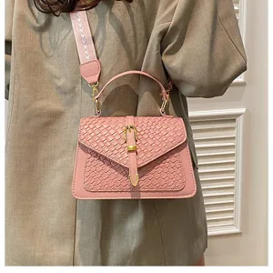 Vista detallada del elegante bolso bandolera tejido rosa con correa estampada en modelo