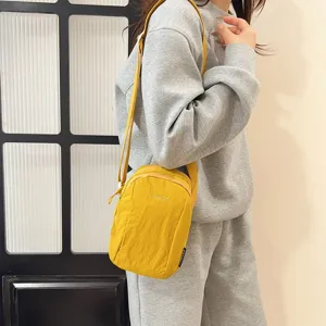 Bolso bandolera amarillo casual de nailon impermeable para mujer ligero para móvil