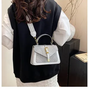 Moderno bolso bandolera gris con diseño trenzado, vista trasera en outfit chic
