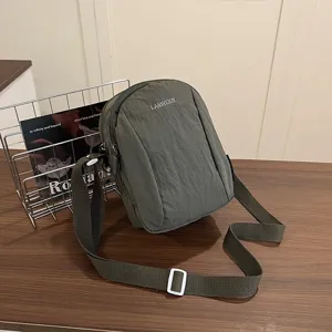 Elegante bolso bandolera de nailon impermeable verde oliva con logotipo bordado sencillo