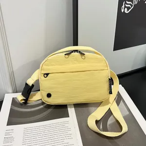 Vista detallada de un bolso bandolera minimalista de tela Oxford amarillo impermeable