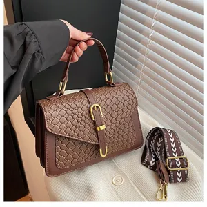 Vista detallada del bolso bandolera marrón con textura tejida y correa ancha estampada