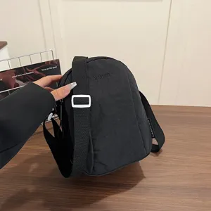 Bolso bandolera negro de nailon impermeable para mujer con correa ajustable