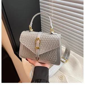Bolso bandolera gris plateado con textura tejida y una correa ancha de lona muy elegante