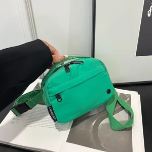 Detalle de cerca de un bolso bandolera de oxford impermeable verde brillante a mano