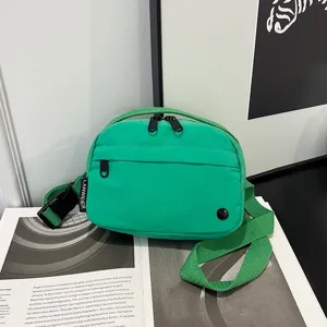Primer plano de un bolso bandolera de tela Oxford verde vibrante e impermeable