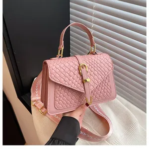 Bolso de mano cruzado rosa tejido a la moda con hebilla dorada y correa estampada