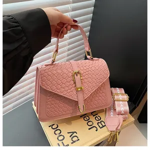 Detalle del bolso bandolera rosa con textura tejida y una correa con diseño estampado