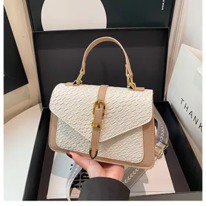 Primer plano detallado de bolso bandolera tejido elegante en cuero beige y marrón