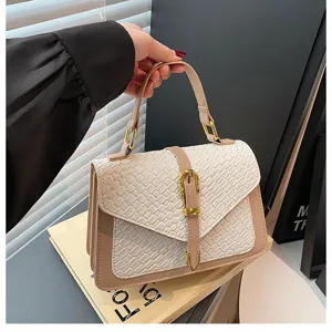 Elegante bolso de mano beige para mujer con solapa de textura tejida y hebilla dorada.