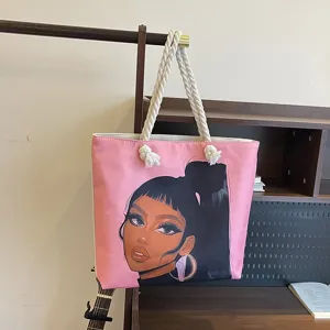 Bolso rosa tipo tote con estampado de chica negra y asas de cuerda de algodón