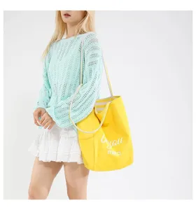 Bolso tote de lona amarilla casual con correas a rayas e impreso Merci en modelo