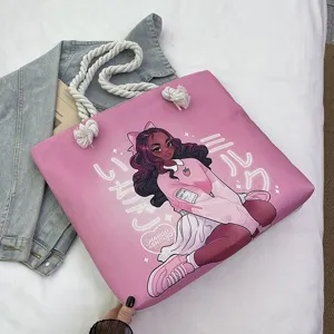 Vista detallada del bolso rosa con estampado de anime de chica negra y asa de cuerda