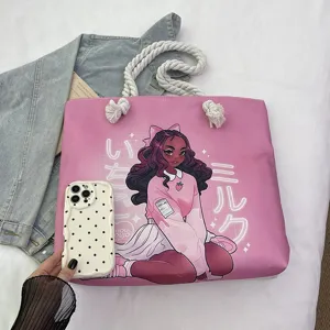 Primer plano del estampado de chica anime y las asas de cuerda blancas del bolso rosa