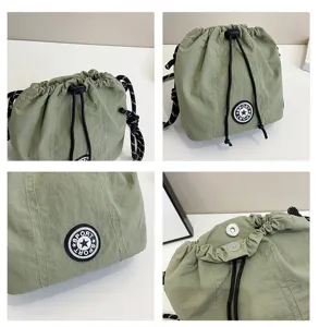 Dettagli di una borsa a secchiello in nylon verde con coulisse e toppa a stella sportiva