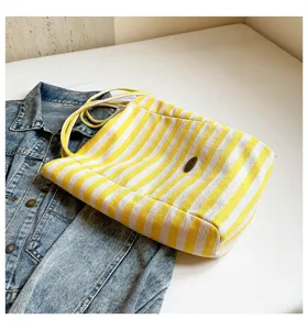 Bolso de lona a rayas amarillas y blancas con chaqueta vaquera casual