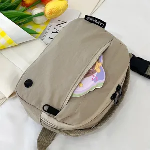 Detalle de una riñonera minimalista de tela Oxford impermeable con bolsillo frontal con cremallera