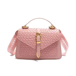 Elegante bolso de mano rosa con textura tejida, correa ancha y hebilla dorada brillante
