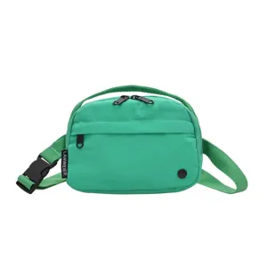 Riñonera bandolera impermeable de tela Oxford verde minimalista con correa