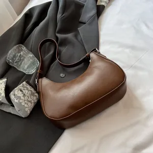 Minimalistische bruine PU-leren zadeltas met een blazer voor een lifestyle-look