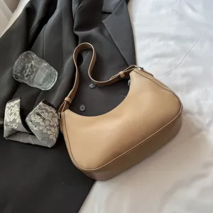 Chique beige halve maan zadeltas op een minimalistische mode-achtergrond