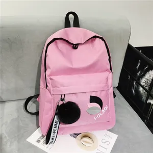 Stilvoller rosa Canvas-Rucksack mit schwarzem Bommel-Anhänger im modernen Akademie-Stil
