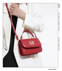 Rote gesteppte kleine quadratische Handtasche mit goldenem M-Logo und Riemen