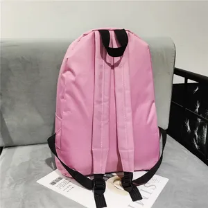 Rückansicht eines rosa Canvas-Schülerrucksacks mit schwarzen verstellbaren Trägern