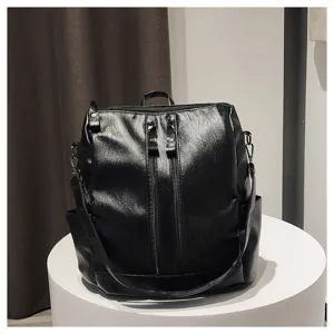 Detailansicht eines schwarzen Rucksacks aus weichem Leder mit Reißverschlüssen