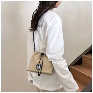 Borsa a secchiello casual in nylon kaki con coulisse indossata da una modella