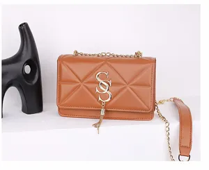 Gedetailleerde opname van de bruine gewatteerde handtas met elegant gouden SS-logo en ketting.