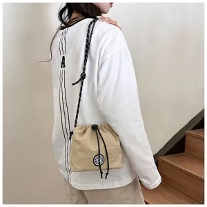 Borsa a secchiello in nylon leggero con coulisse e dettaglio patch Sportiva chic.