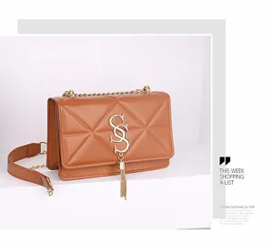 Elegante bruine gewatteerde crossbodytas met gouden ketting en stijlvol kwastje.
