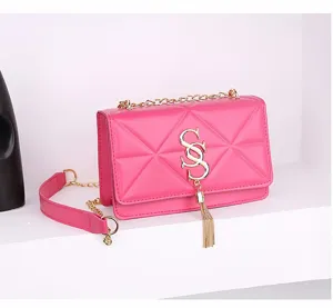 Detail van een roze gewatteerde crossbodytas met gouden ketting en SS-logo kwast