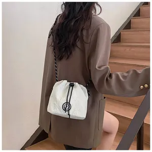 Vista dettagliata di una borsa a secchiello in nylon bianco con coulisse su una modella