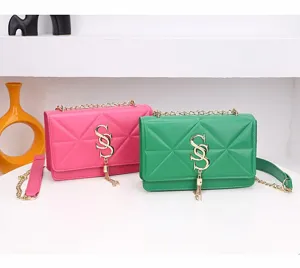 Detailweergave van modieuze gewatteerde ketting-crossbodytassen in roze en groene kleur