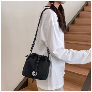 Borsa a secchiello casual in nylon nero con tracolla a fantasia