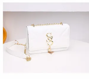 Elegante witte gewatteerde vierkante tas met goudkleurige kettingriem en metalen logo.