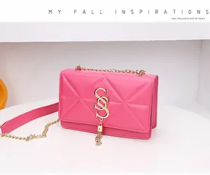 Elegante roze gewatteerde crossbodytas met gouden ketting en chique kwastendetail